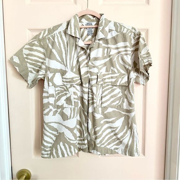 $5 SALE Tan here’s a hug button up - Picture 1 of 5